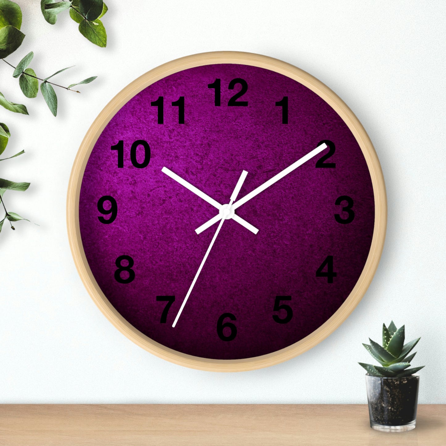 L'horloge murale violet prune est fabuleuse dans la cuisine !