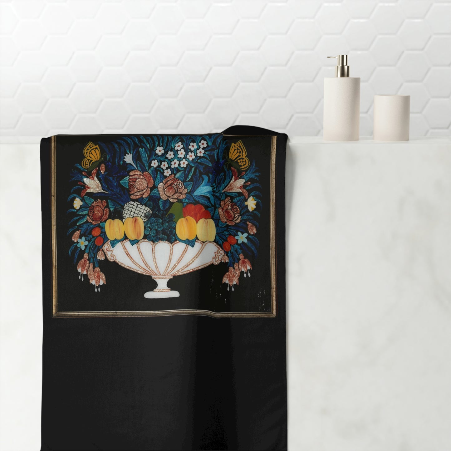 Serviette de bain à fond noir avec fruits, impeccable