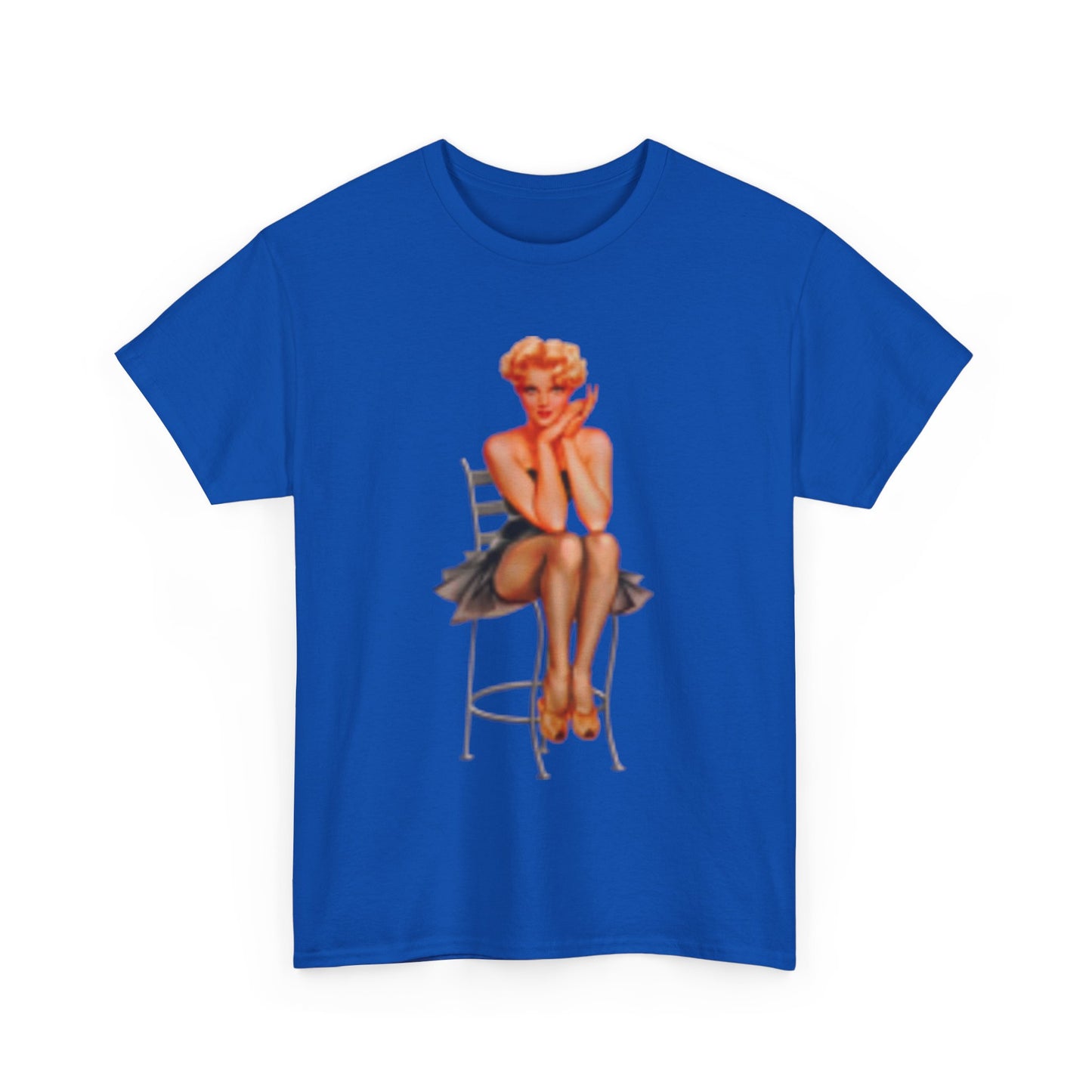 Camiseta tallas grandes retro hermosa mujer sentada en silla
