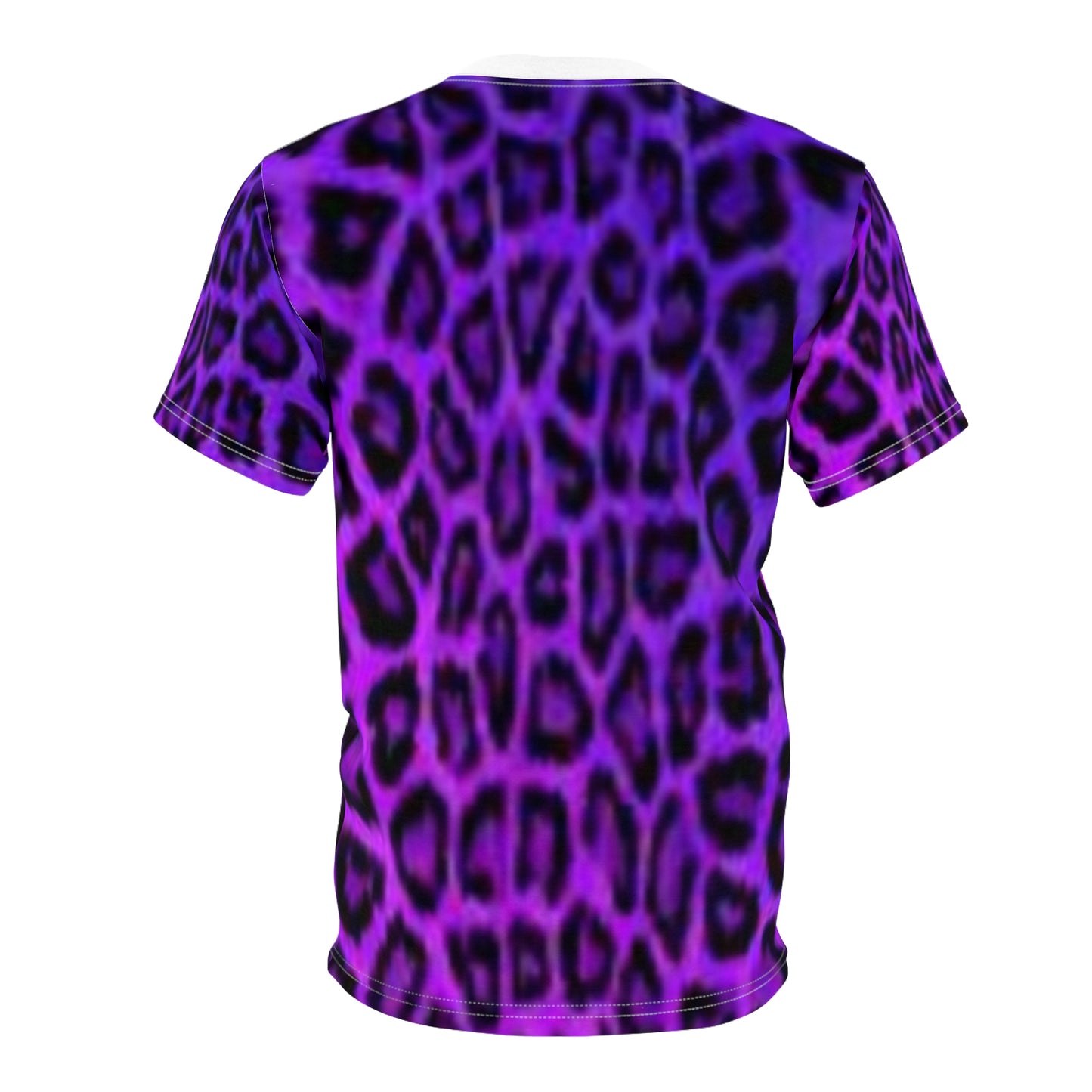Pijama de leopardo morado vibrante: camiseta elegante y camisa con estampado animal único