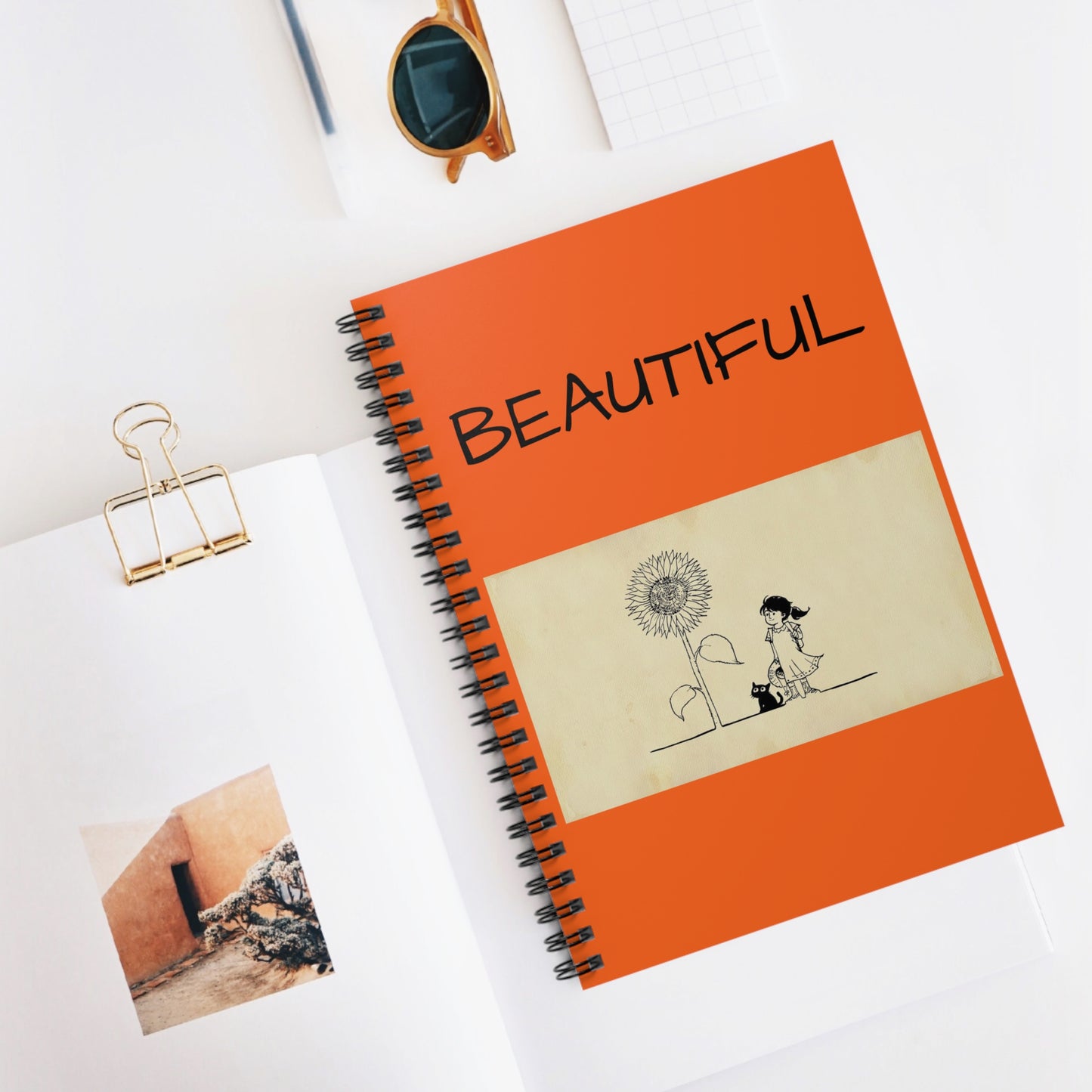 Cuaderno espiral de niña con girasol grande. Compartamos recuerdos juntos.