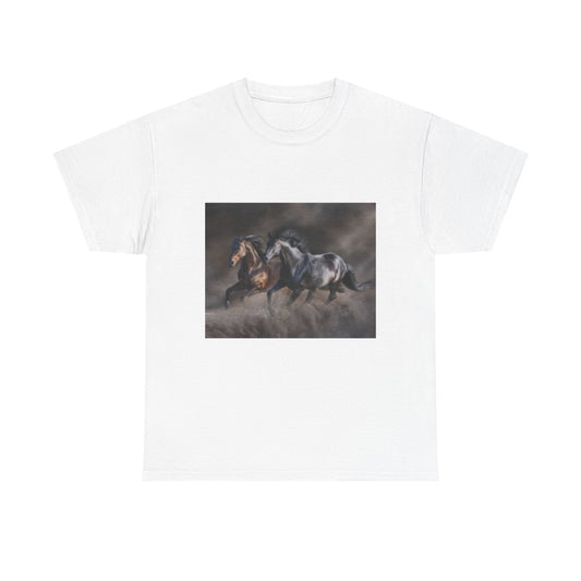 Camiseta unisex de algodón grueso con caballos al galope: ideal para amantes de la equitación. 