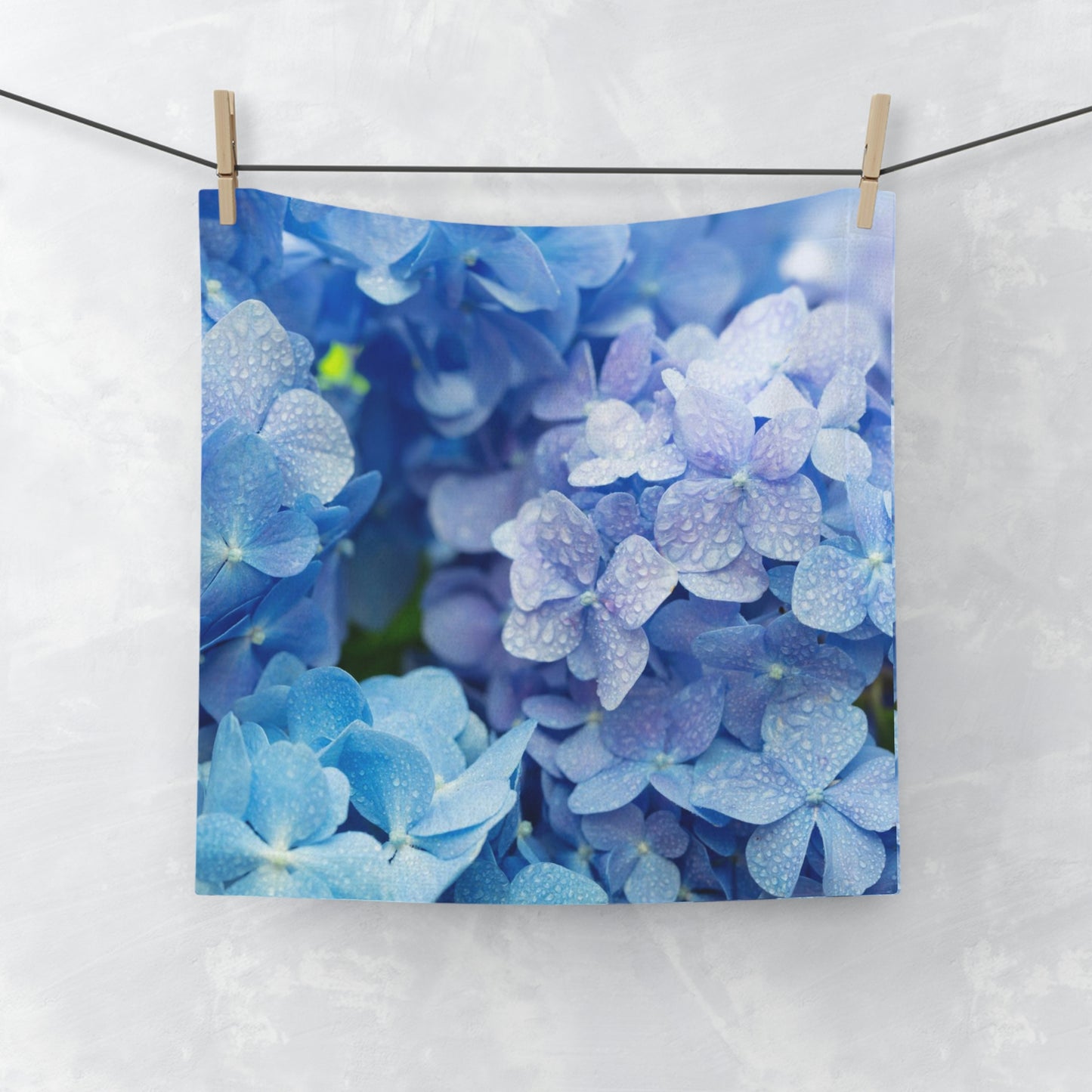 Toalla facial con flores moradas. ¡Excelente regalo!