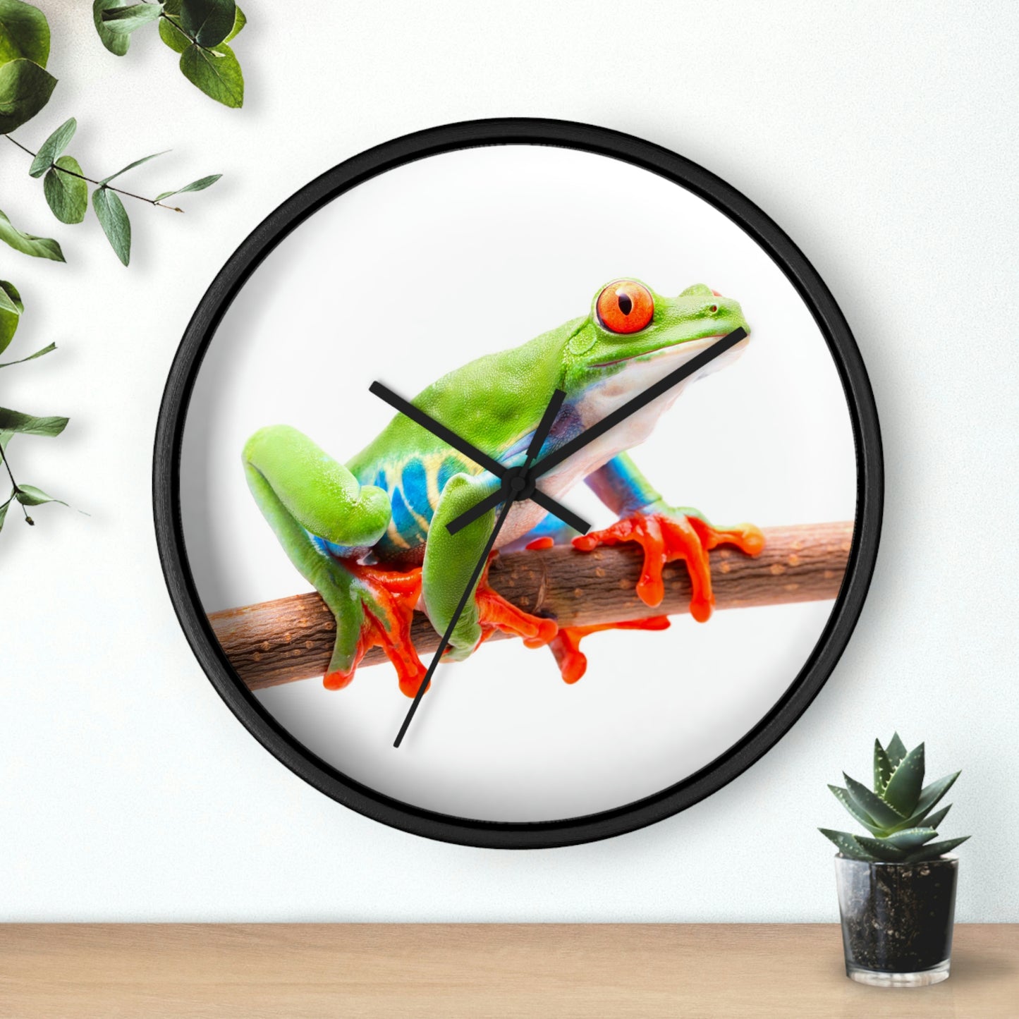 Horloge murale colorée en forme de grenouille arboricole. J'adore ça !