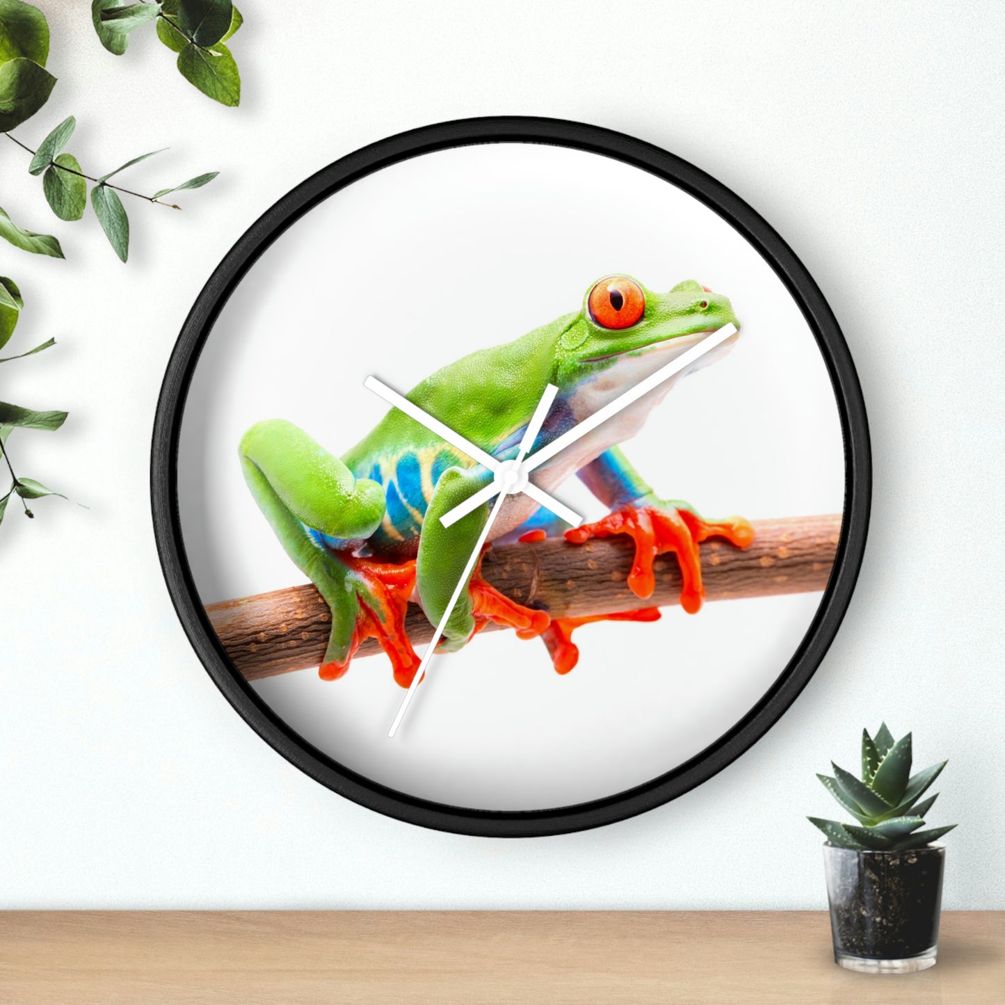 Horloge murale colorée en forme de grenouille arboricole. J'adore ça !