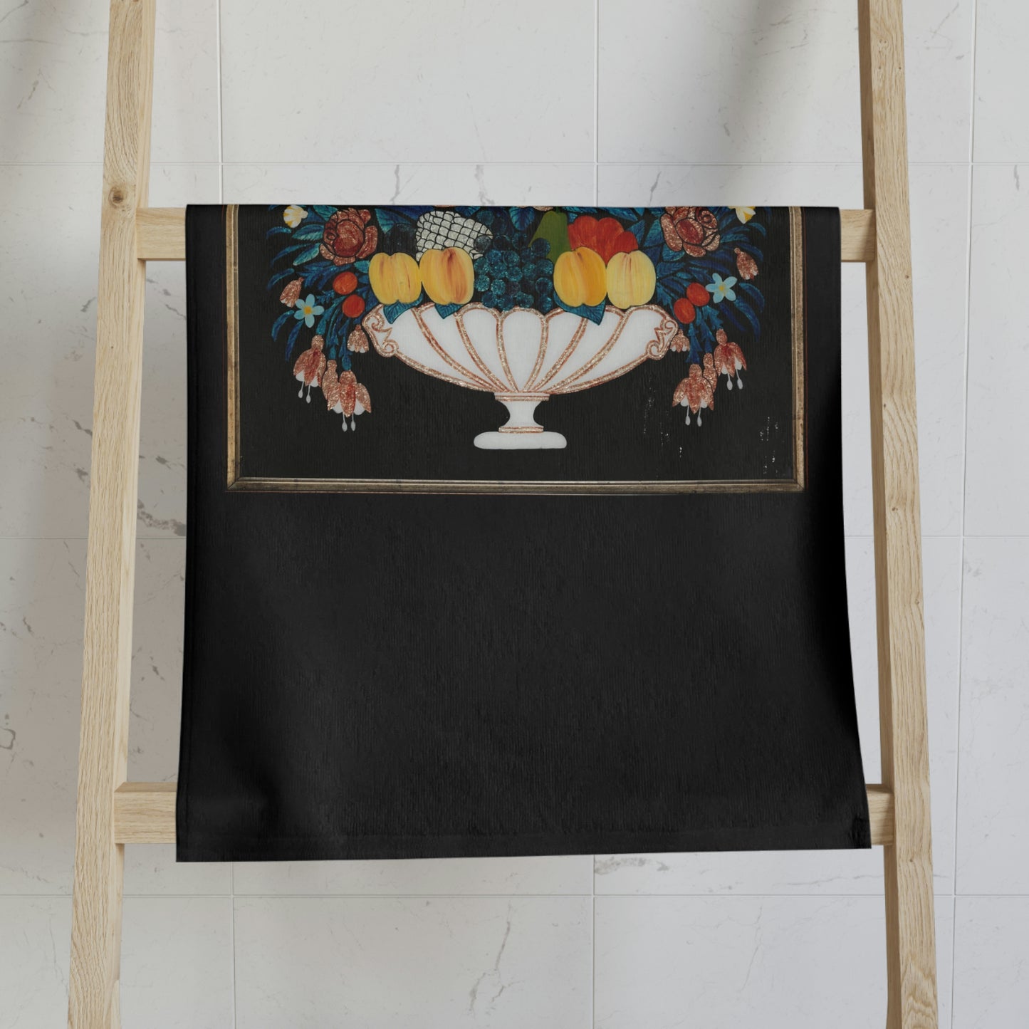 Toalla de manos con fondo negro y frutas, ¡impecable!