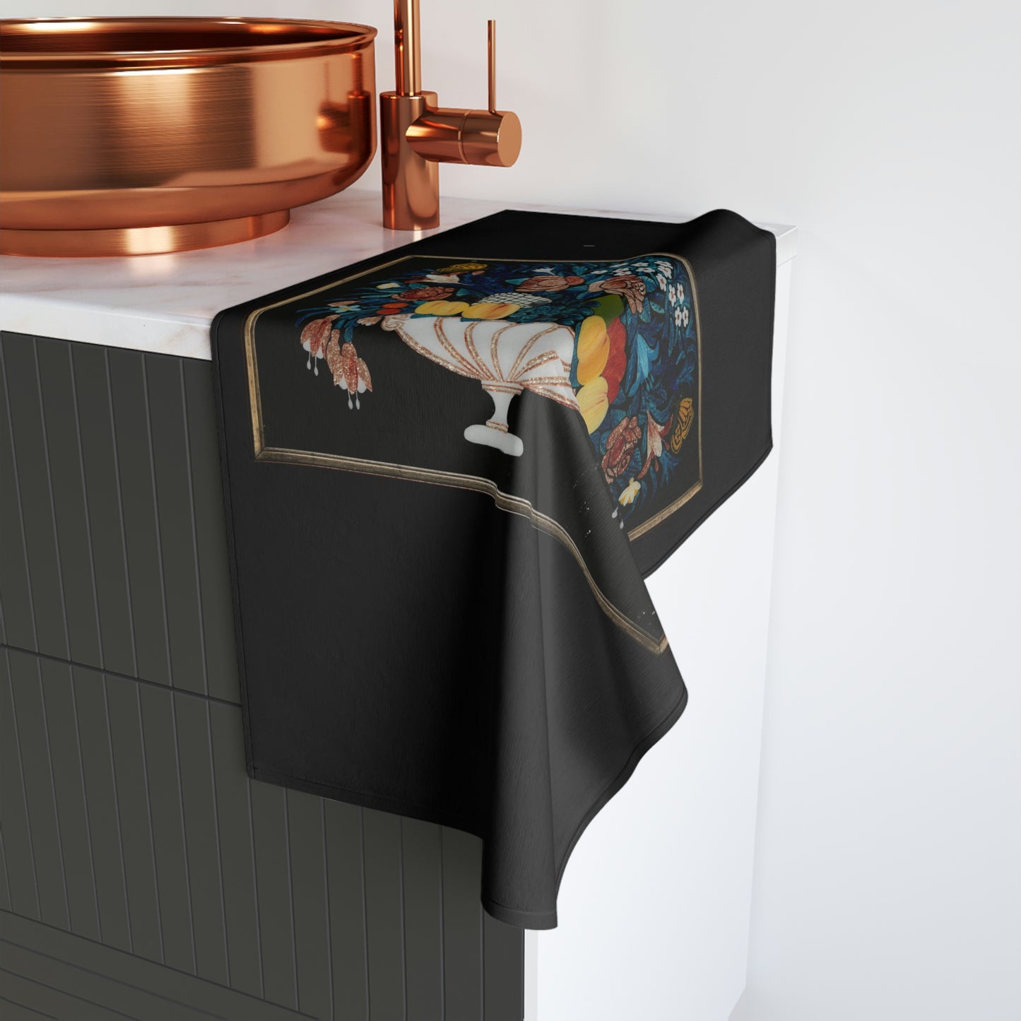 Toalla de manos con fondo negro y frutas, ¡impecable!