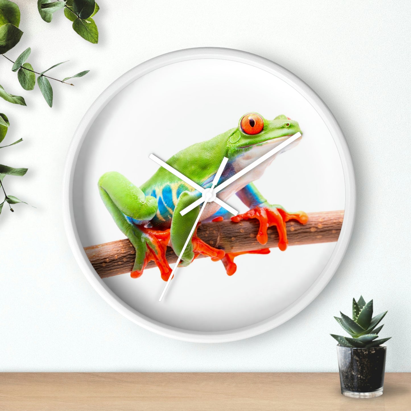 Horloge murale colorée en forme de grenouille arboricole. J'adore ça !