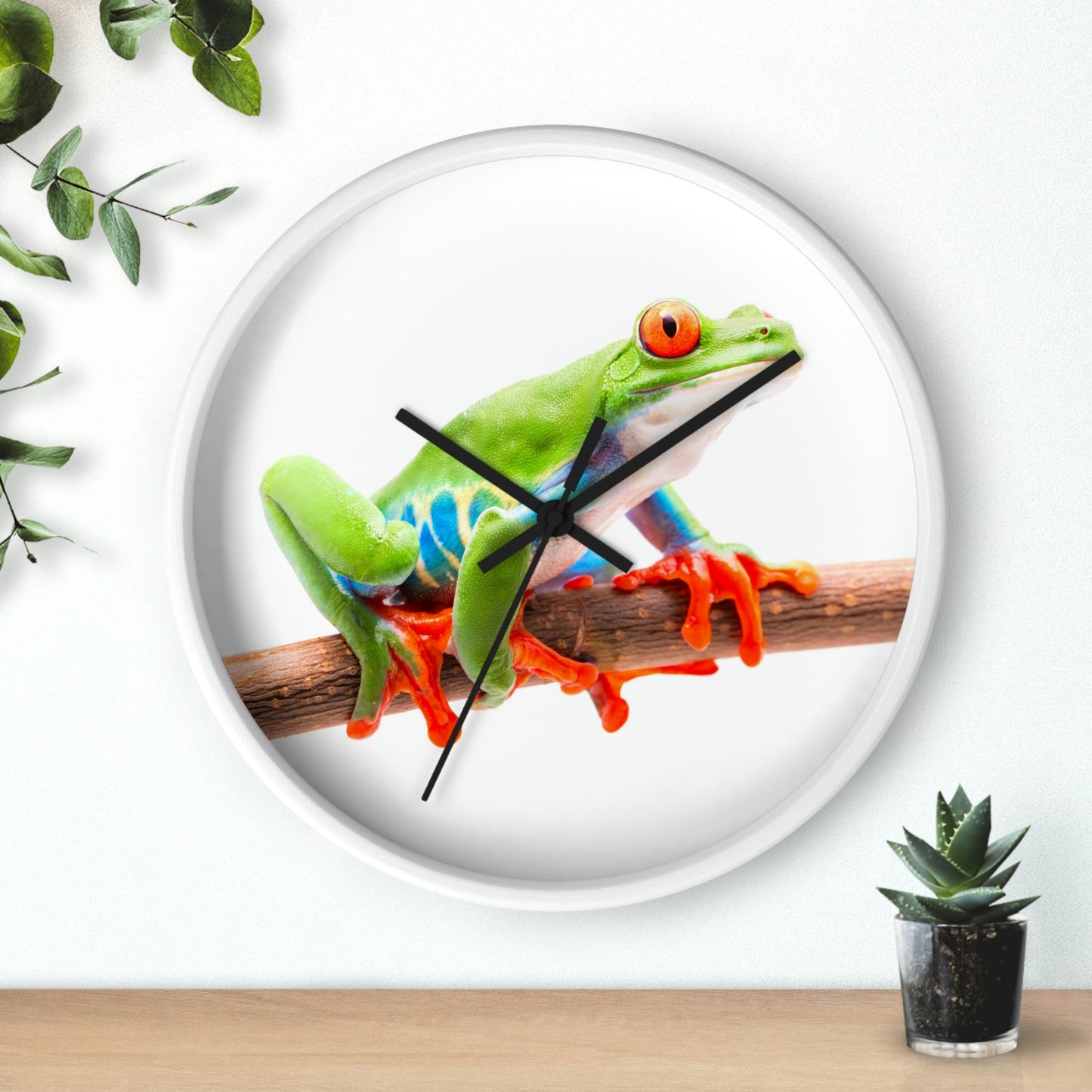 Horloge murale colorée en forme de grenouille arboricole. J'adore ça !